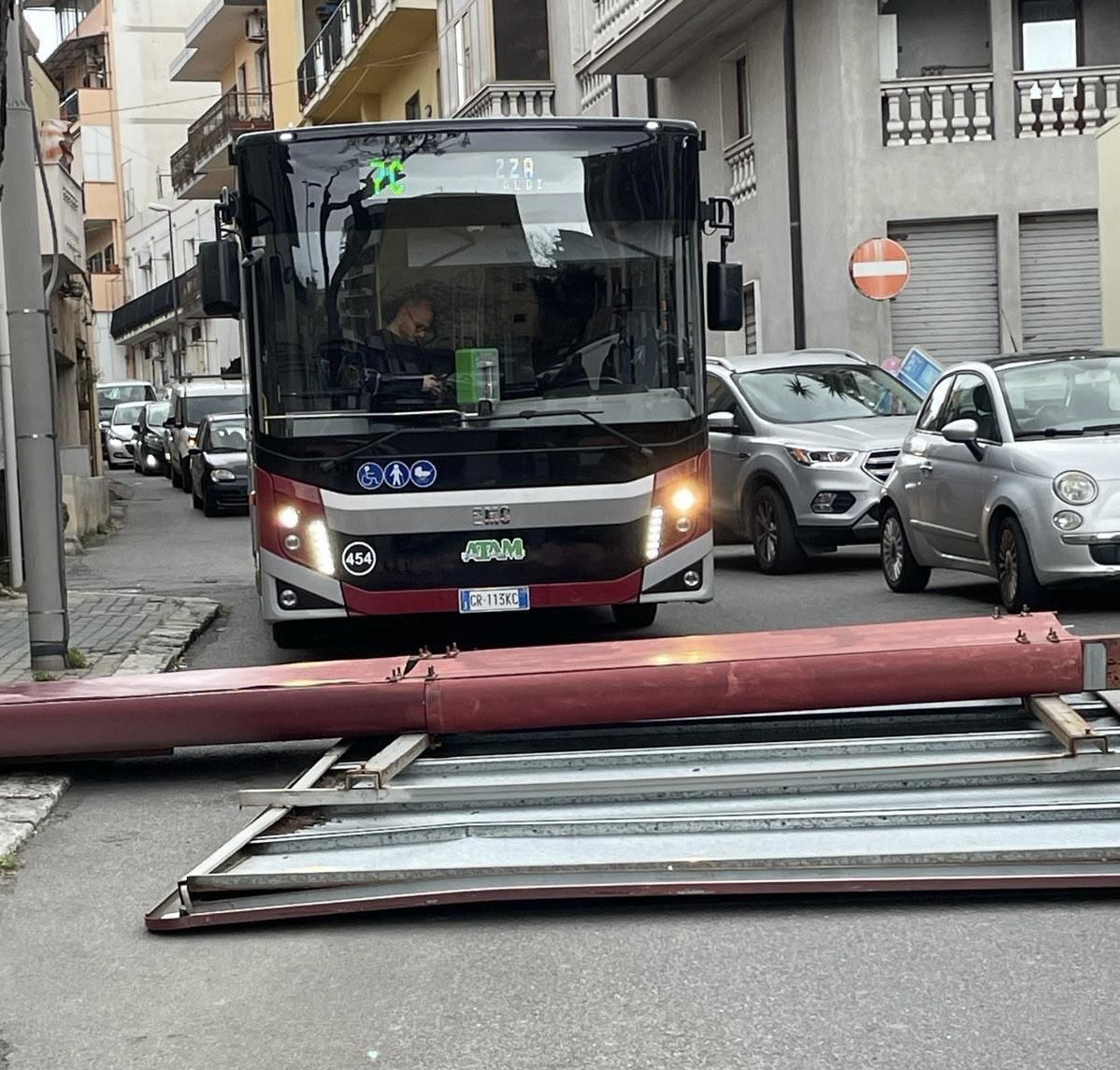 Cartellone pubblicitario cade in strada a Reggio, Milia: «Tragedia sfiorata»