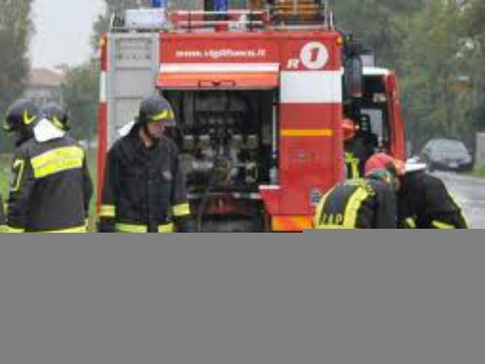 Incendio distrugge un mobilificio a Sellia Marina