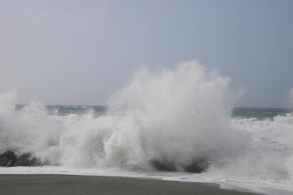 Ferrovie in ginocchio per la furia del mare