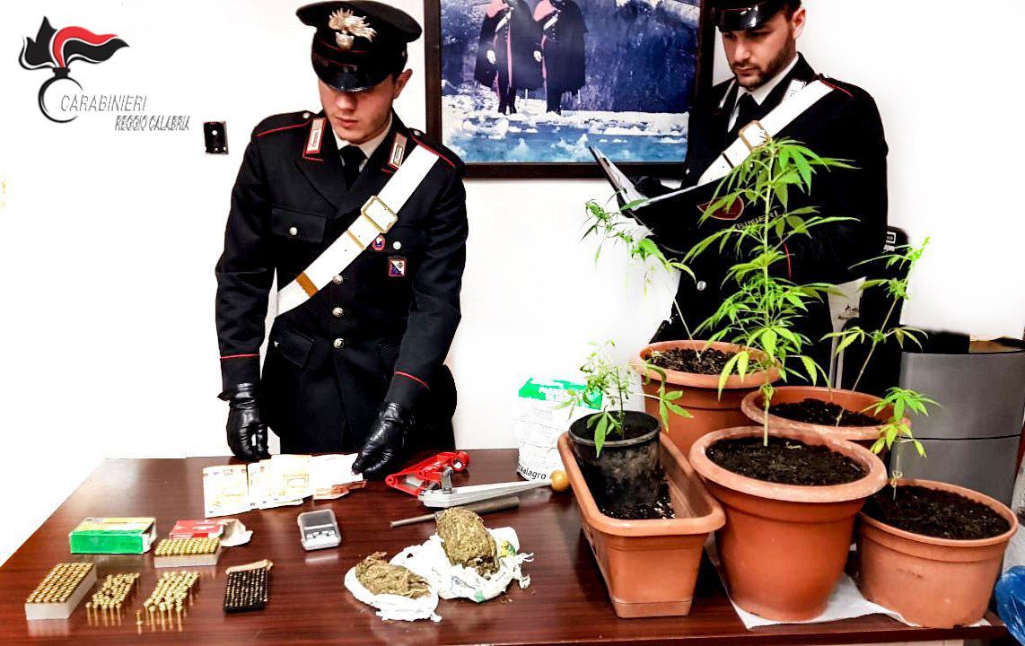 Detenzione illegale di armi e stupefacenti, due arresti nel Reggino