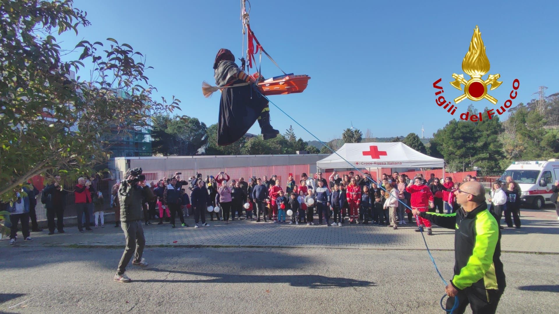 A Crotone la befana arriva dall’alto per consegnare i regali ai bambini