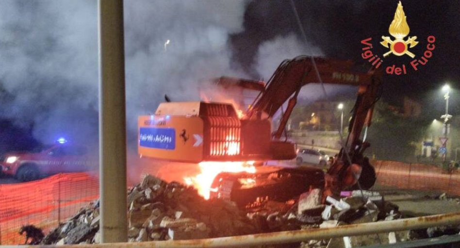 In fiamme un escavatore nel Catanzarese, ipotesi incendio doloso