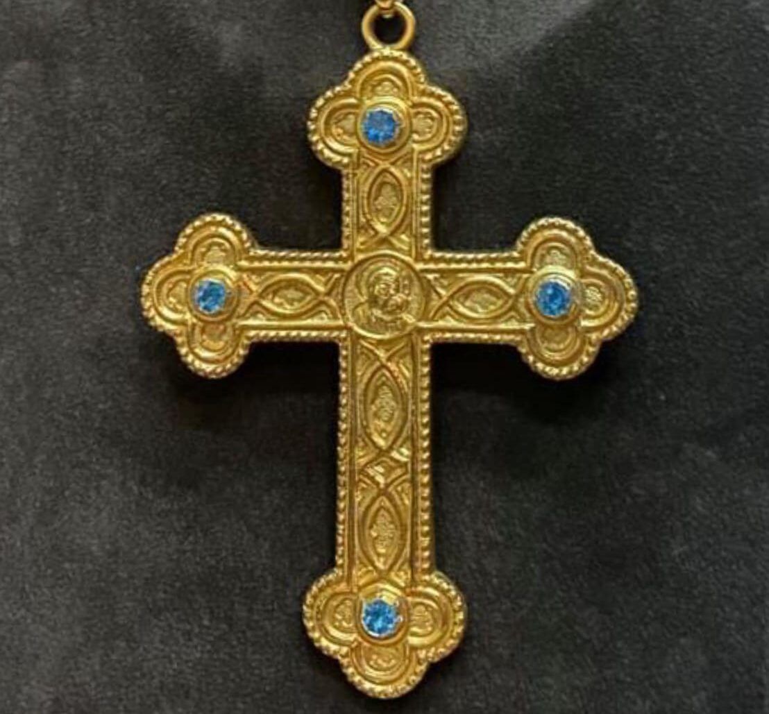 Tropea, il maestro Affidato realizza la croce pettorale per monsignor Nostro – FOTO