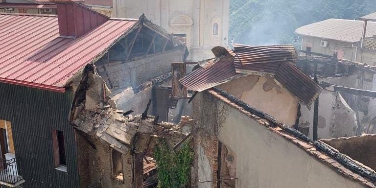 Notte di fuoco a Sinopoli, tre palazzi (disabitati) del Novecento in fiamme – FOTO E VIDEO
