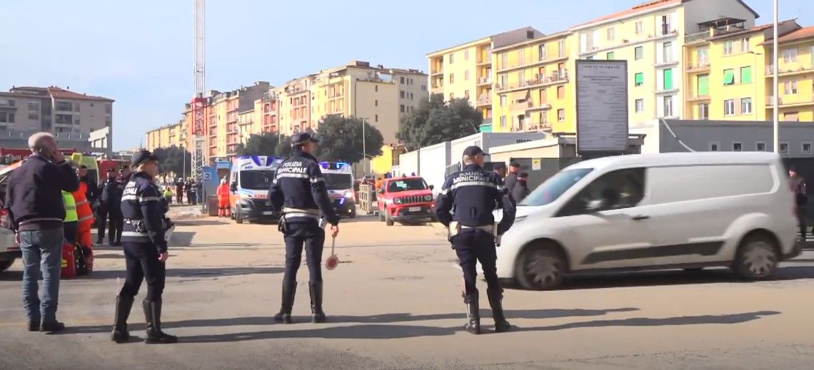 Firenze, crolla il cantiere nel nuovo centro commerciale: tre operai morti