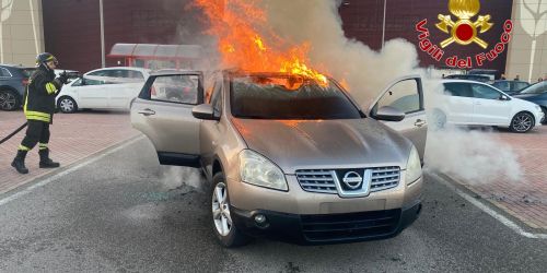 incendio auto crotone