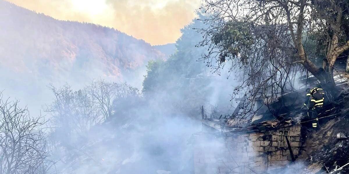 Paura a San Giovanni in Fiore, un fulmine provoca un incendio
