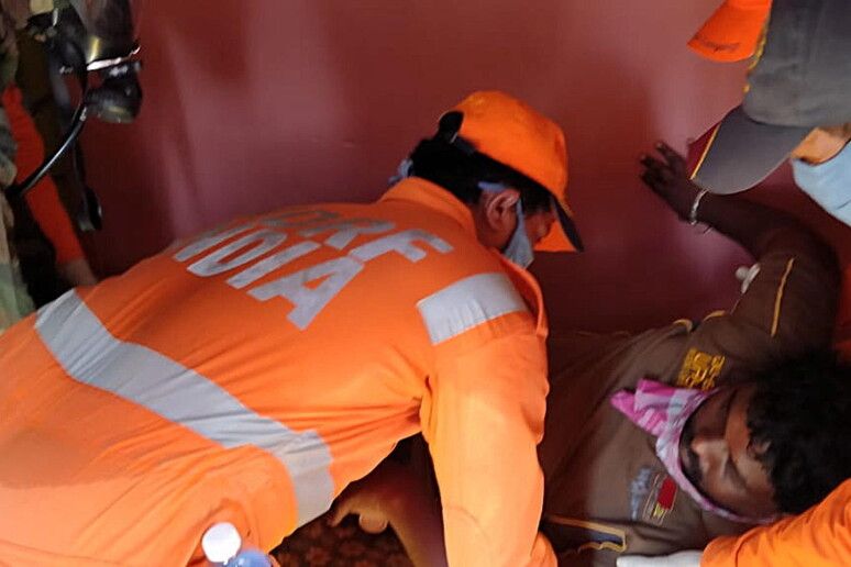India, crolla impianto: morti 9 operai