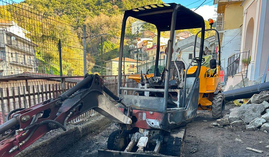 Lamezia, escavatore dato alle fiamme a San Teodoro, Ferraro S.p.A. non arretra di un passo