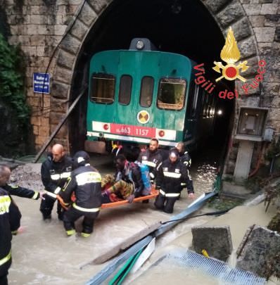 MALTEMPO 3/ Binari allagati, treno resta bloccato a Marcellinara