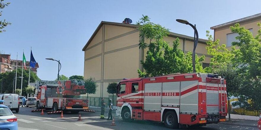 Corigliano Rossano, operatori del verde sul tetto di una scuola. «Il sindaco ci ha sottratto il lavoro dopo 17 anni»