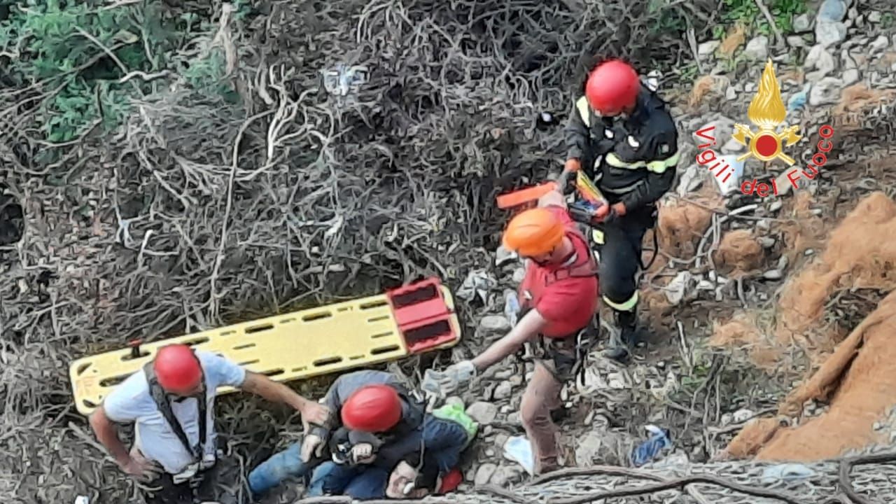 Rocciatore precipita in un dirupo nel Reggino, salvato dal Reparto volo dei vigili del fuoco – FOTO e VIDEO