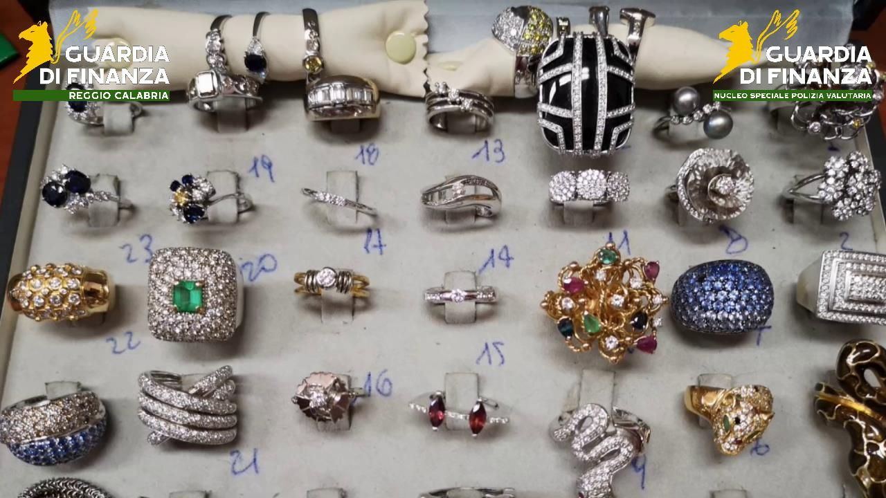 Era un sedicente promotore finanziario: la GdF gli confisca un “tesoro” da oltre 2 milioni di euro – VIDEO