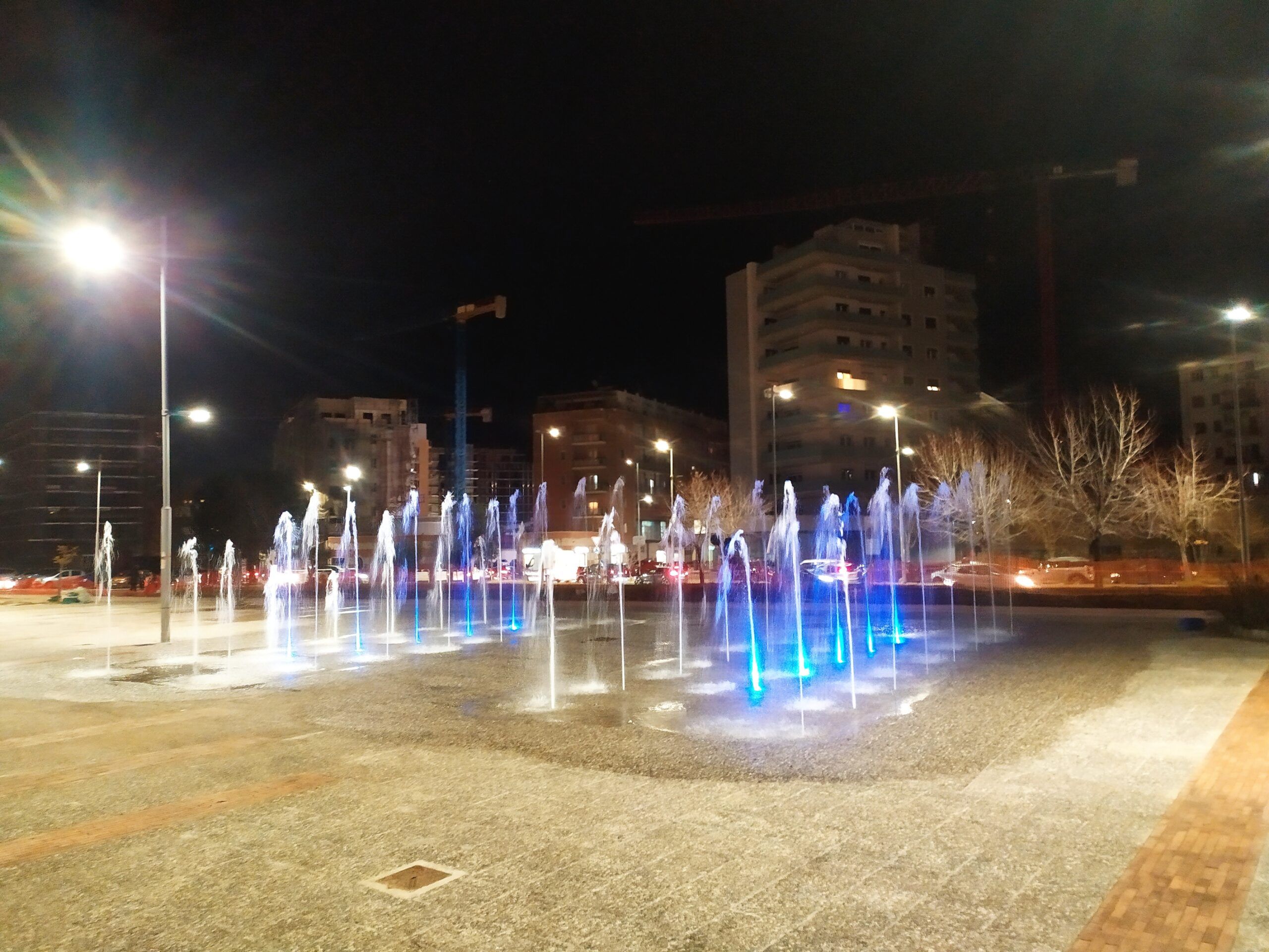 Cosenza, l’ironia sulle nuove fontane di viale Mancini: «Non abbiamo acqua a casa, la doccia la facciamo lì»