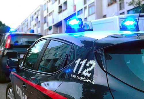 Ex dipendente la minaccia con un proiettile calibro 22, due arresti per estorsione
