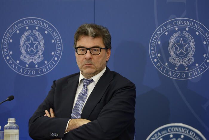 Manovra, le novità e i nodi. Giorgetti: «Aiuti più mirati»