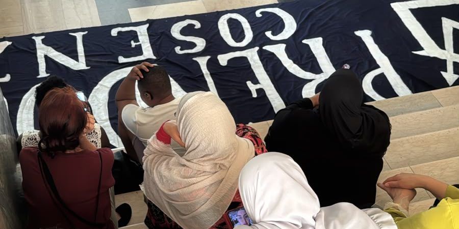Prendocasa protesta in Prefettura a Cosenza: «Basta silenzi sull’emergenza abitativa»