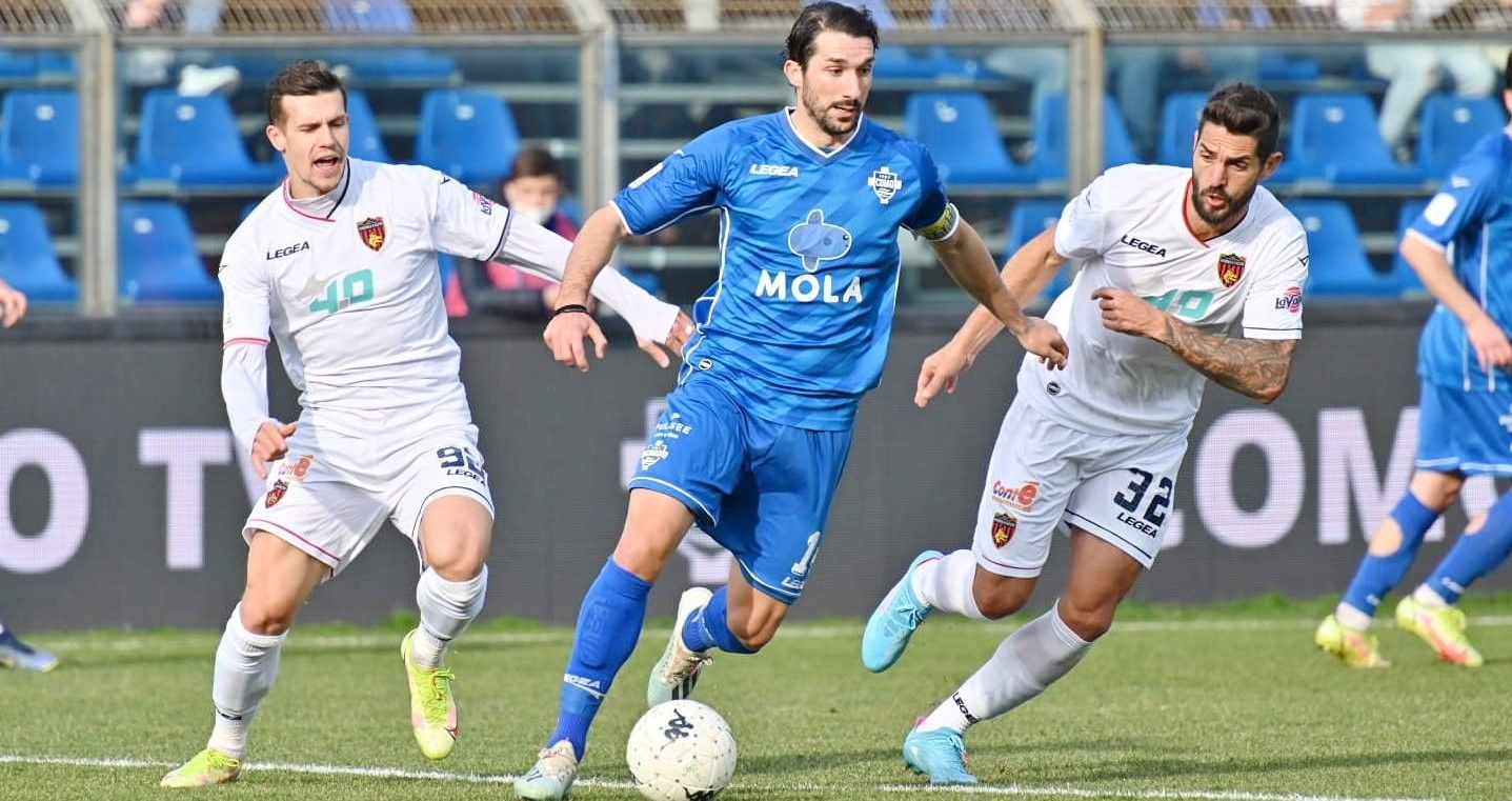 Il Cosenza sprofonda a Como. Guarascio contestato dai tifosi abbandona lo stadio