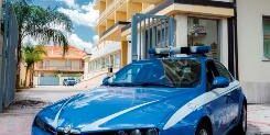 Ai domiciliari a Siderno tenta di lanciarsi dal balcone, salvato dalle Volanti
