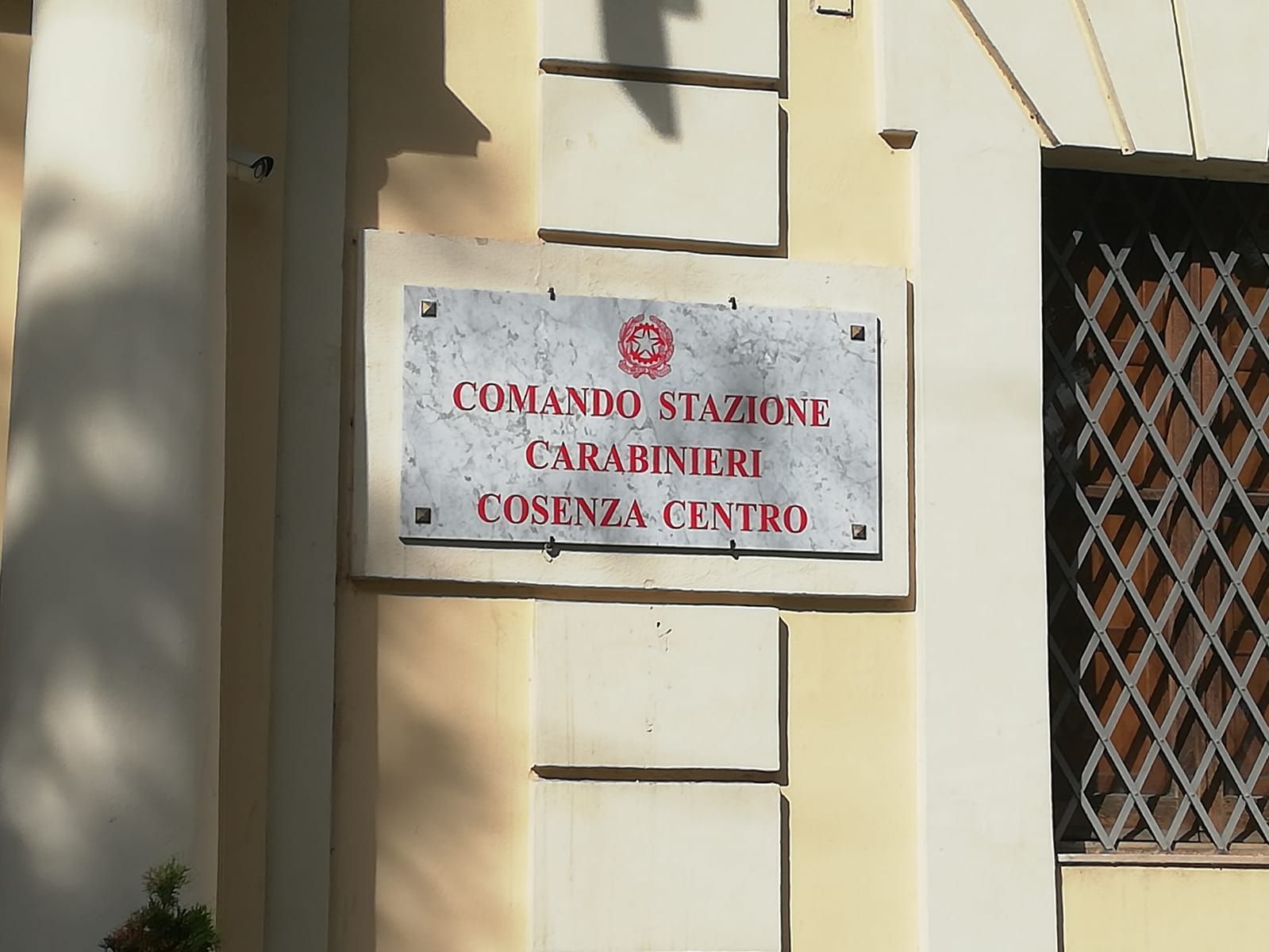 Cosenza, calci e minacce di morte ai genitori: arrestati due fratelli libici