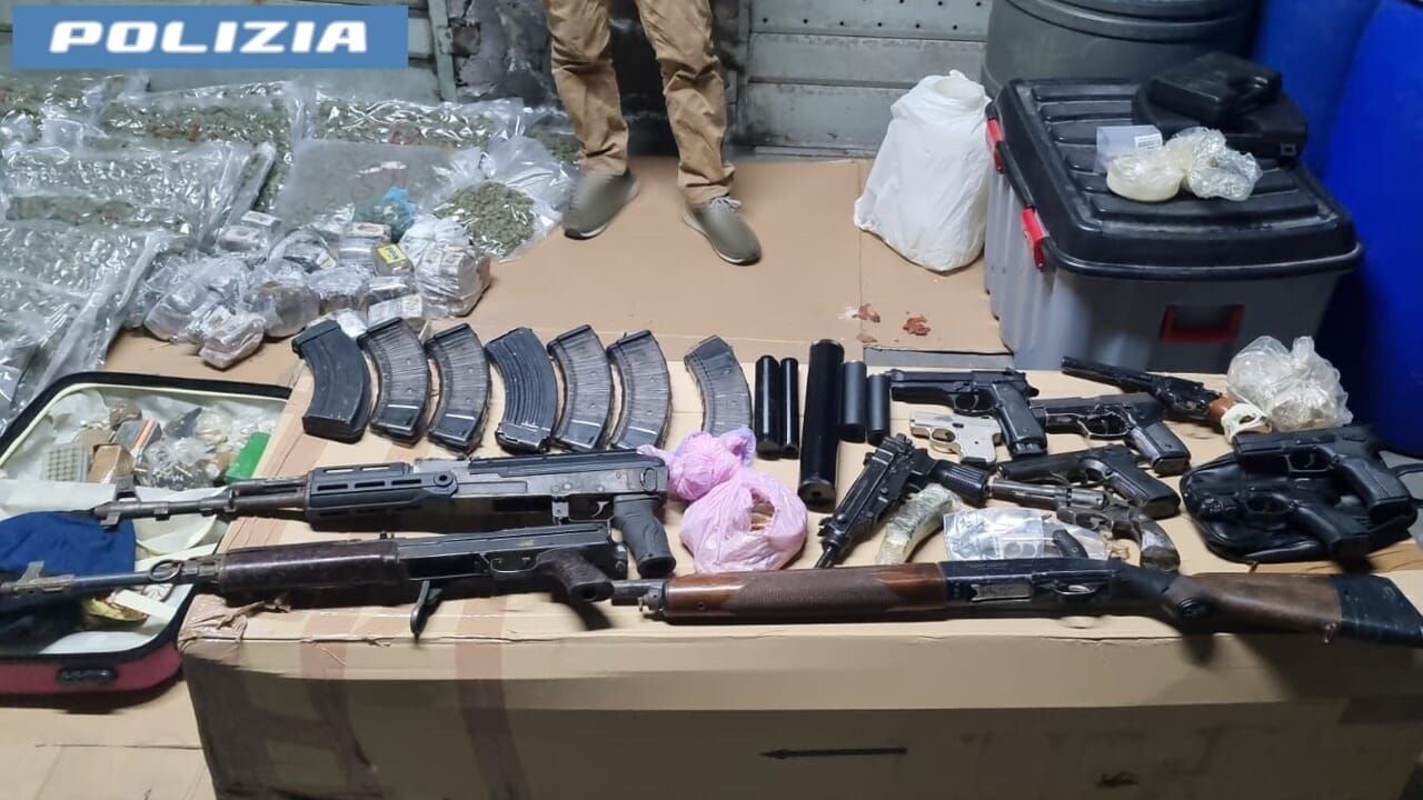 Un arsenale e 60 chili di droga sequestrati dalla polizia a Catania