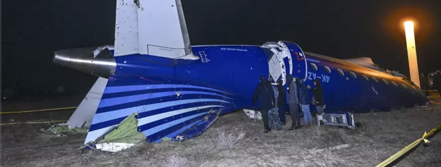 Mistero sull’aereo azero precipitato, media russi: «Colpito da un missile di Mosca»