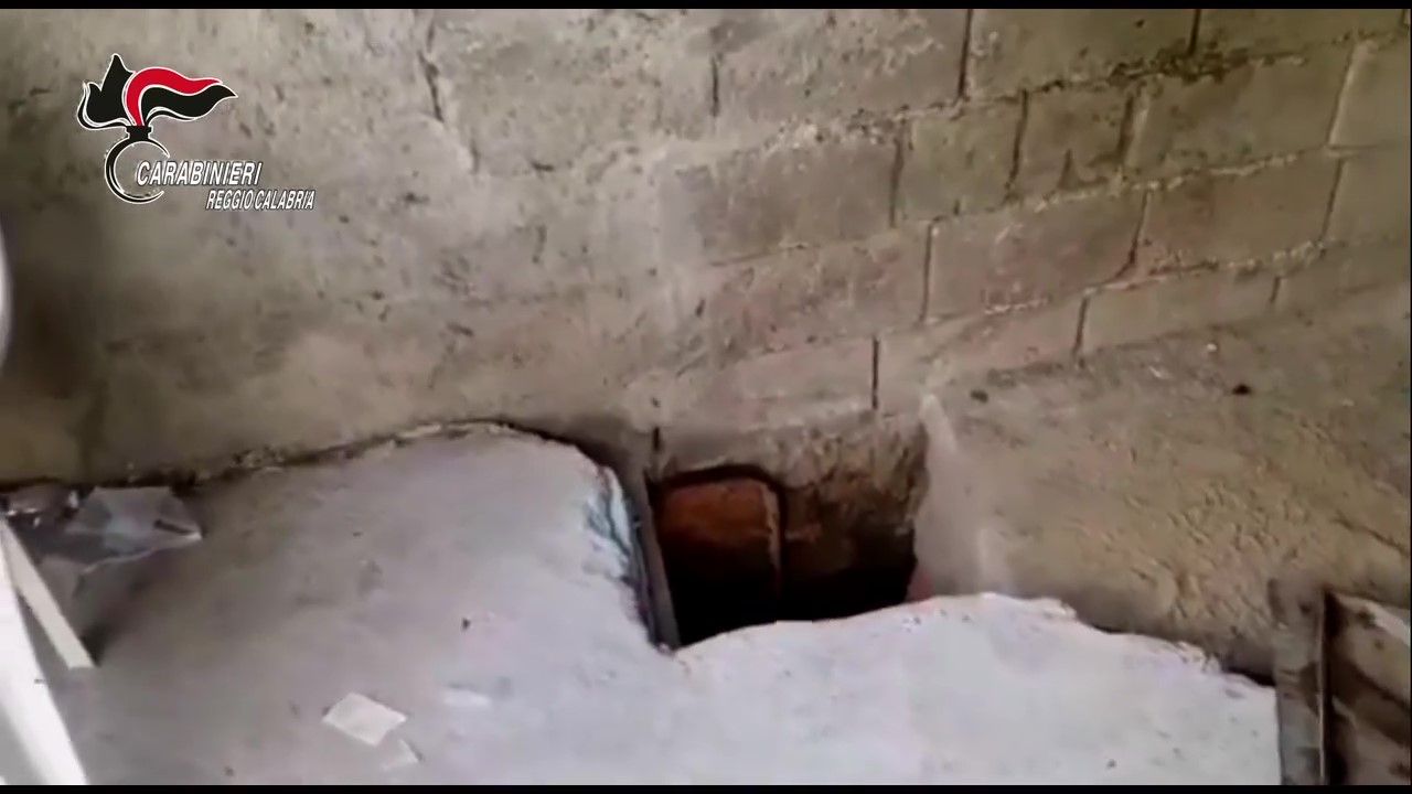 Le piante in un bunker con un sistema di areazione: così si coltivava la marijuana nella Piana