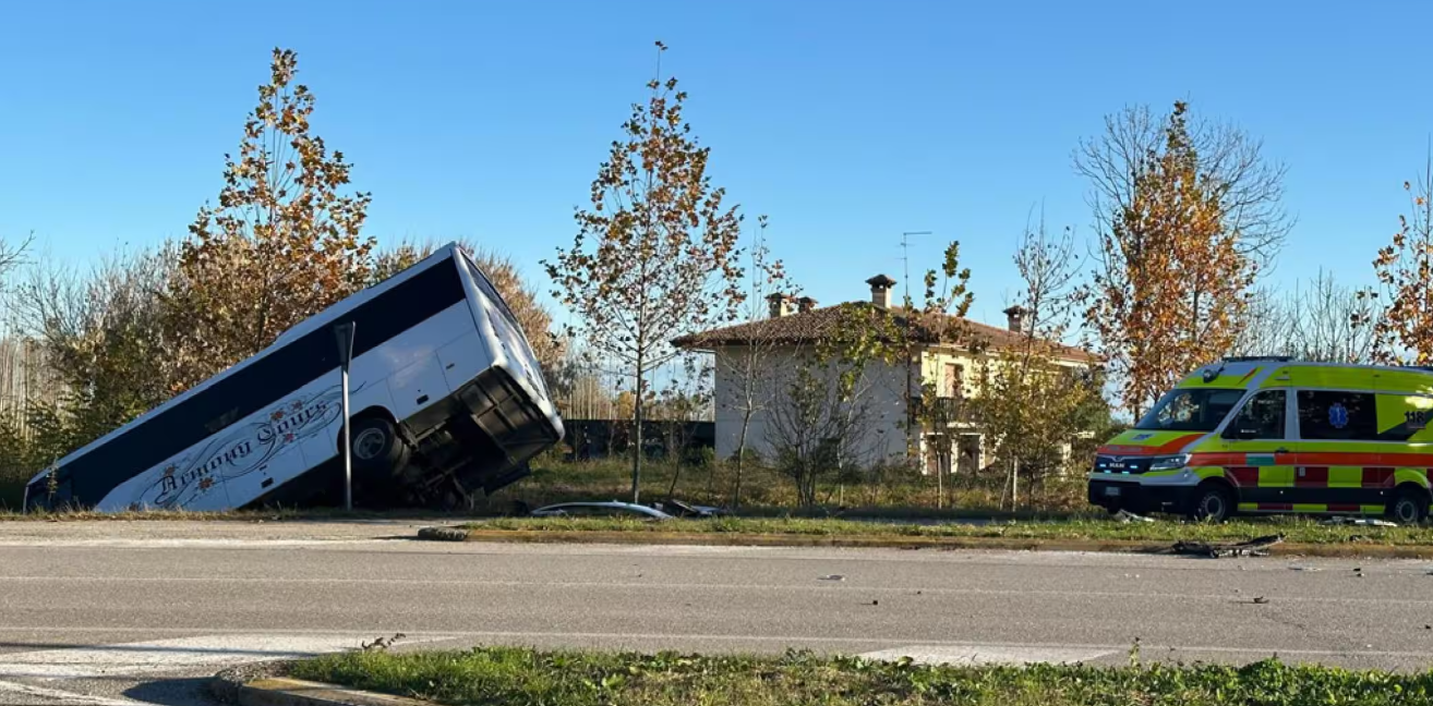 Bus con studenti a bordo si scontra con auto e finisce nel fosso