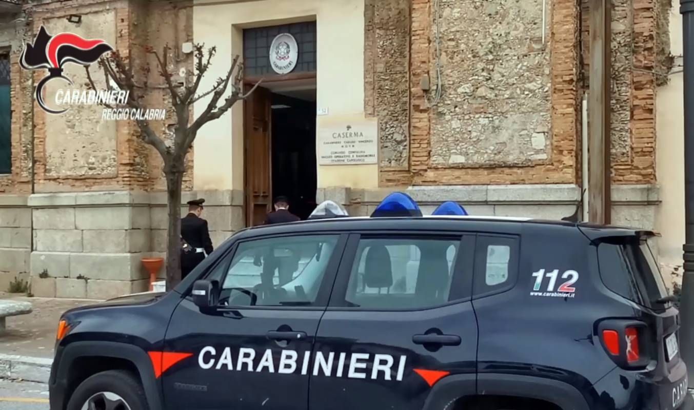 Violento litigio a Taurianova, accoltellato un 19enne
