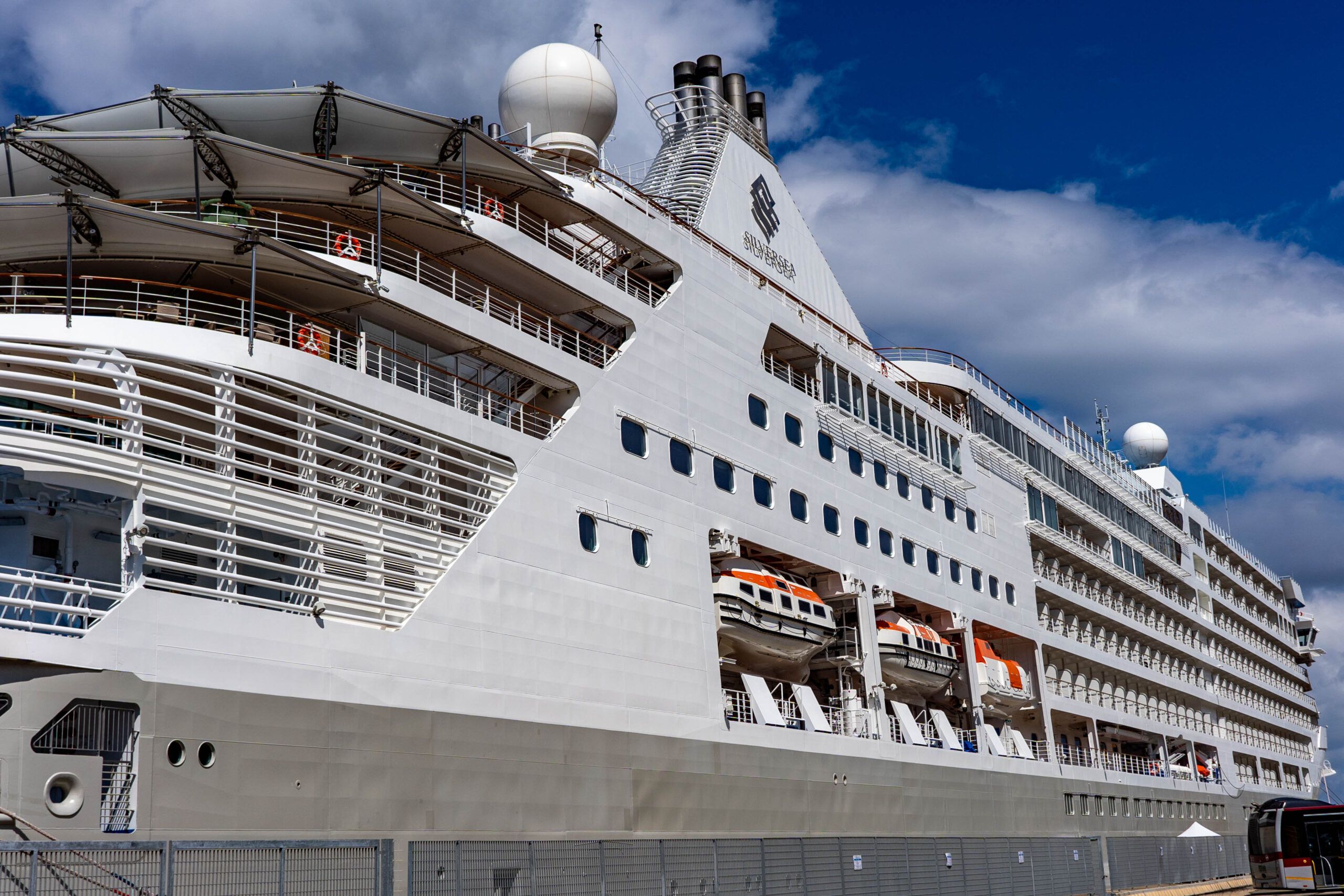 In crociera e 5 mesi via dalla Calabria: indagate una dipendente dell’Asp e una docente