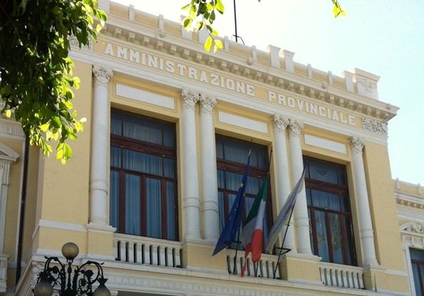 Esuberi, Province nel caos