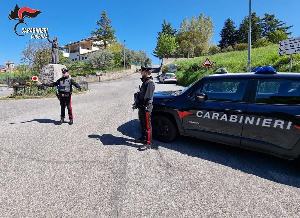 Castrovillari, non si ferma all’alt dei Carabinieri e tenta di investire i poliziotti: arrestato