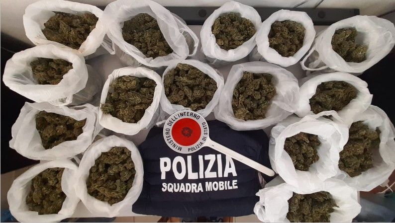 Operazione antidroga a Crotone, sequestrati quasi 2 chili di droga