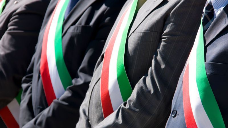 I sindaci. Ultimo baluardo della Repubblica