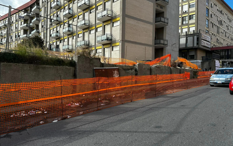 Catanzaro, il muro pericolante del “Pugliese-Ciaccio” sarà demolito