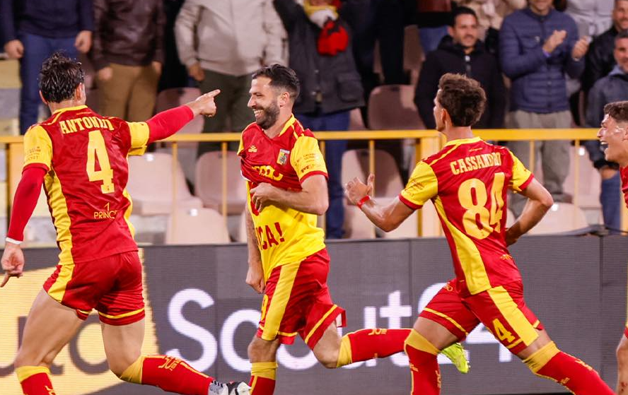 Serie B, il Catanzaro batte l’Avellino e vola in semifinale playoff