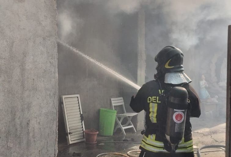 Cutro, abitazioni e auto minacciate da un incendio