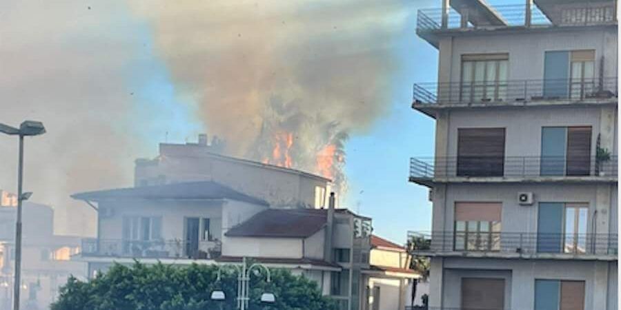 Incendio a Locri, fiamme in un’abitazione nei pressi del tribunale
