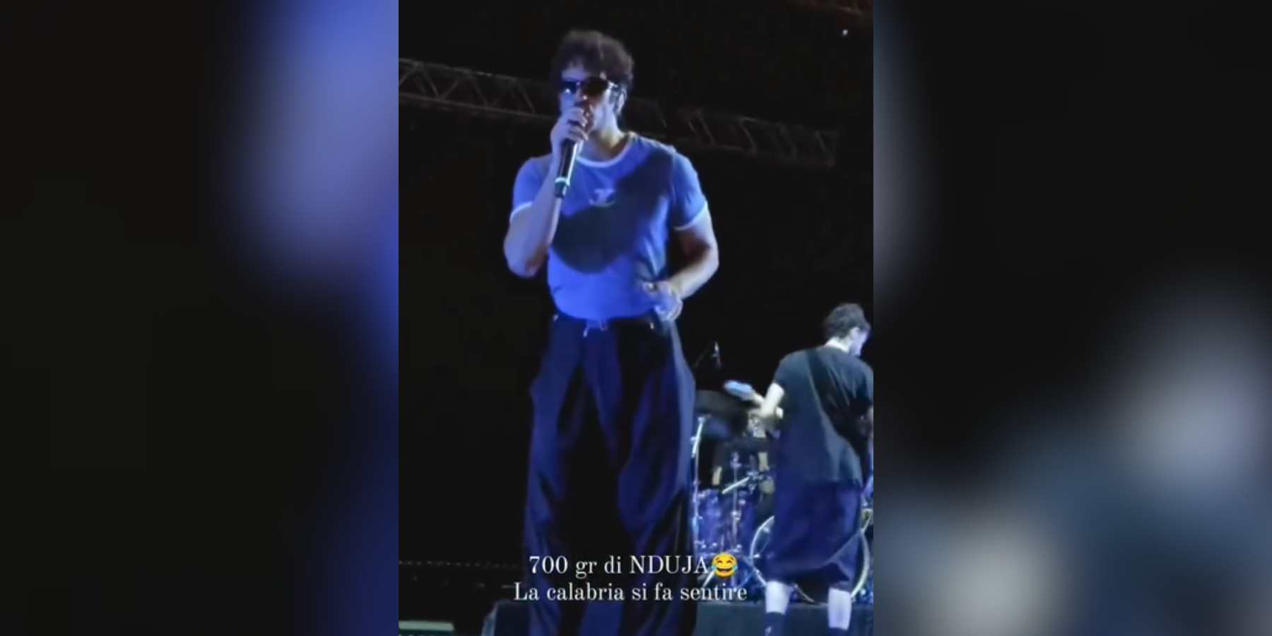 La ‘nduja nella borsa frigo: il regalo inaspettato per Mahmood che interrompe il concerto – VIDEO