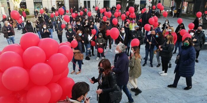 Protesta dei commercianti a Reggio, palloncini rossi contro chiusure