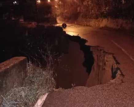 Voragine sulla strada provinciale che collega Caraffa a Catanzaro