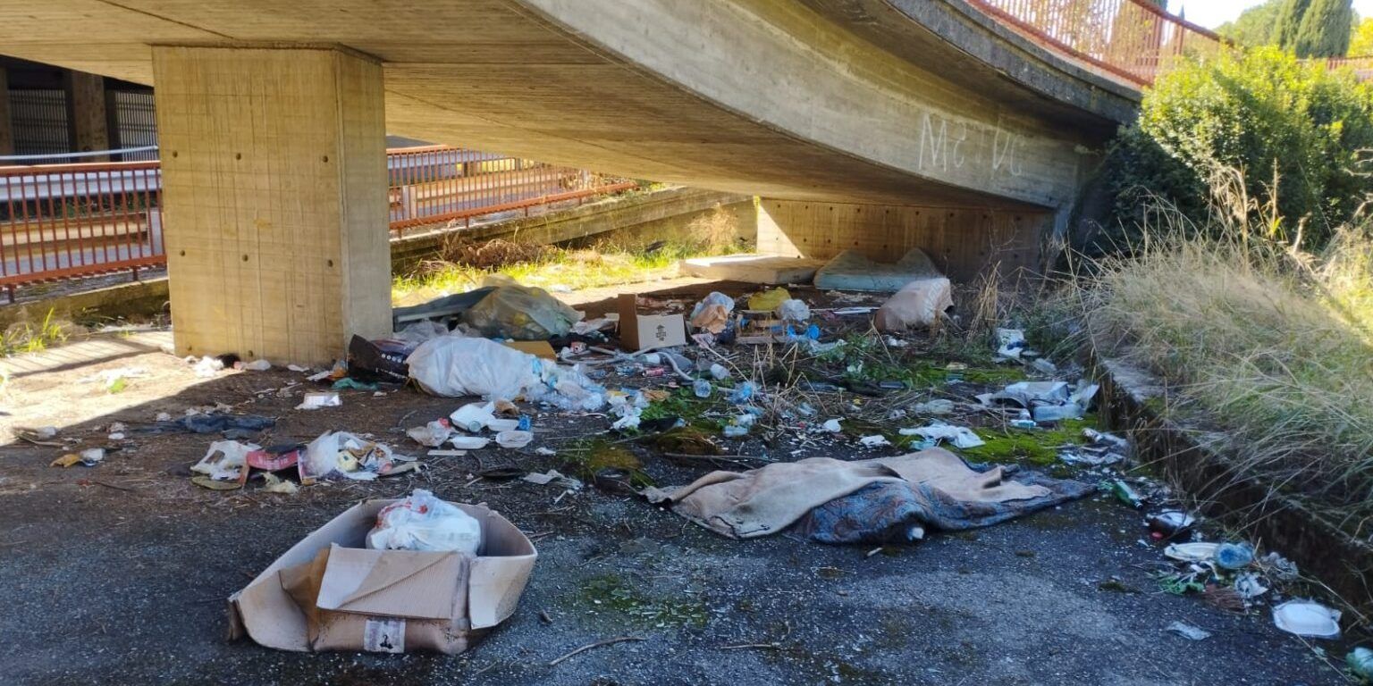 Degrado alla stazione di Cosenza, scatta la bonifica: area chiusa e sanzioni ai responsabili