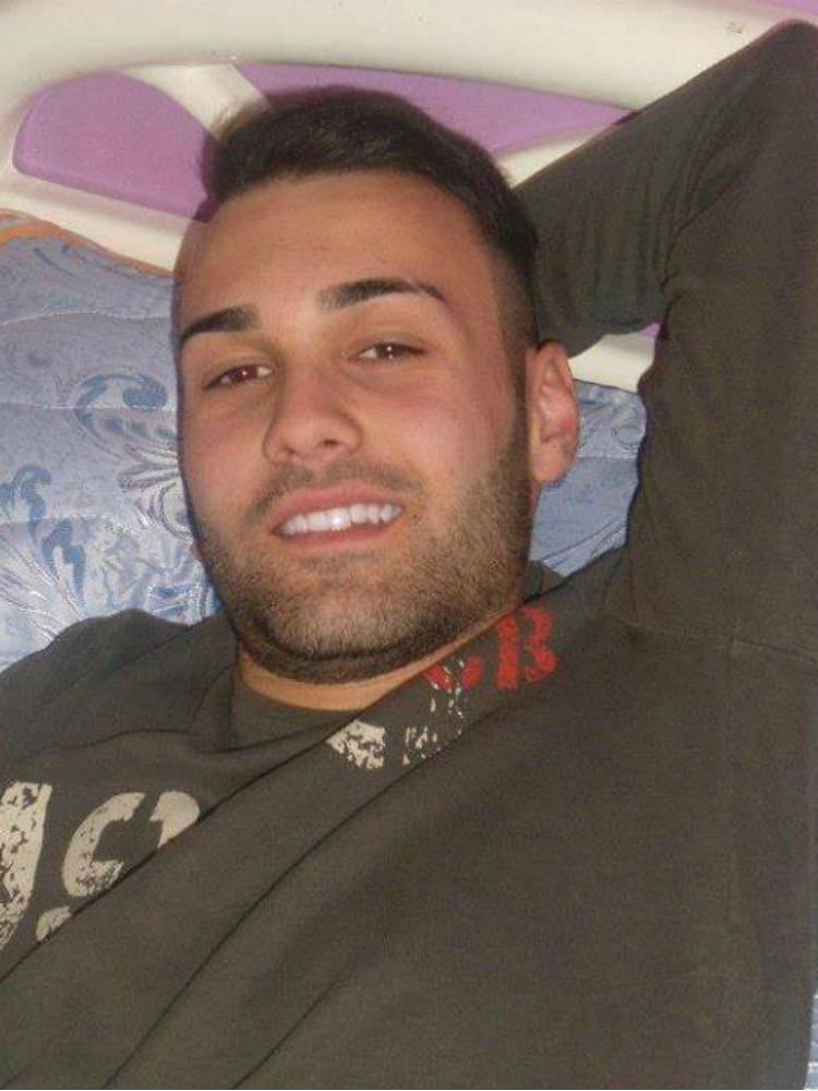 Auto contro cordolo, muore un ventenne