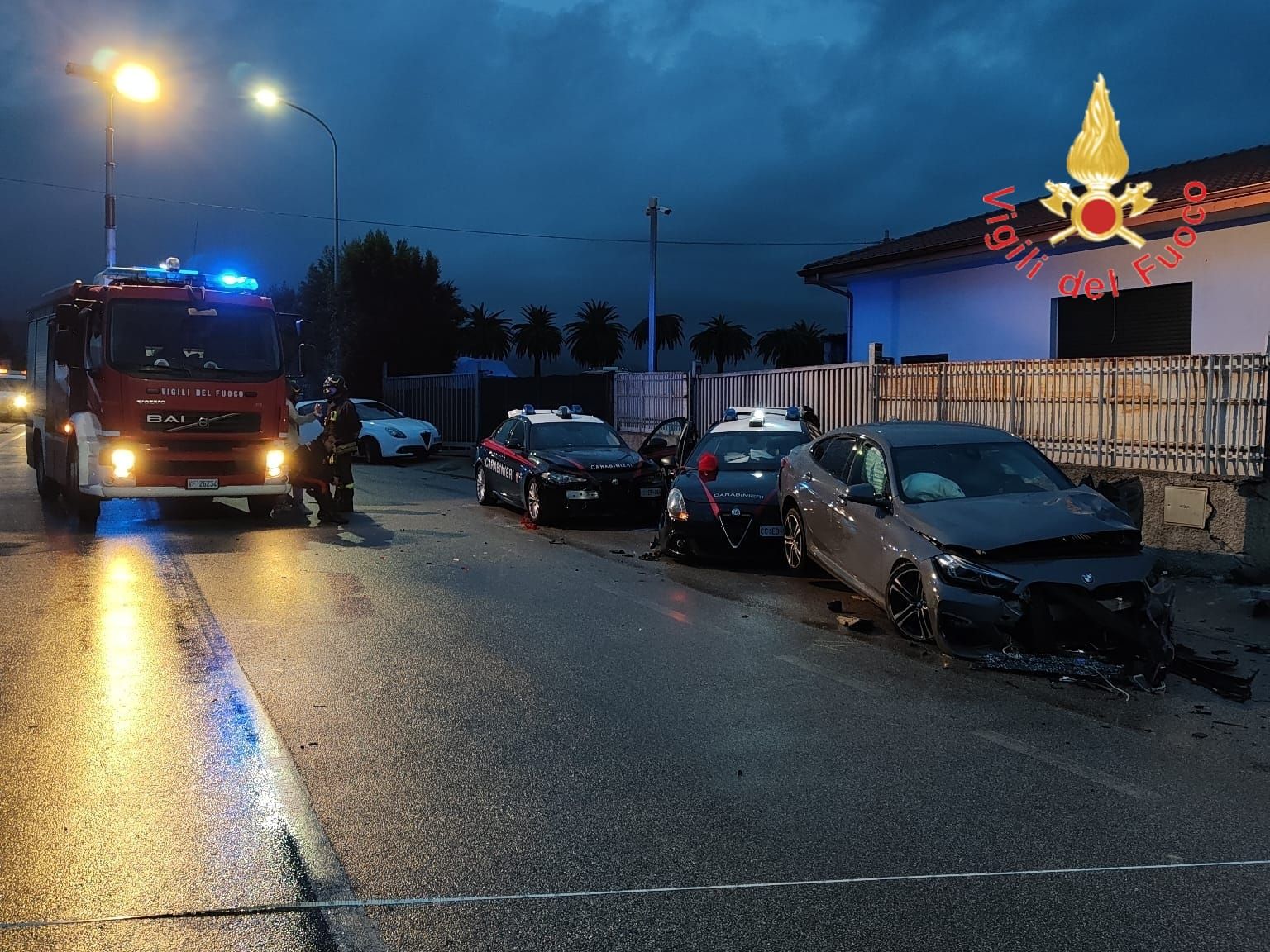 Auto piomba su due pattuglie dei carabinieri, feriti tre militari. Due sono gravi