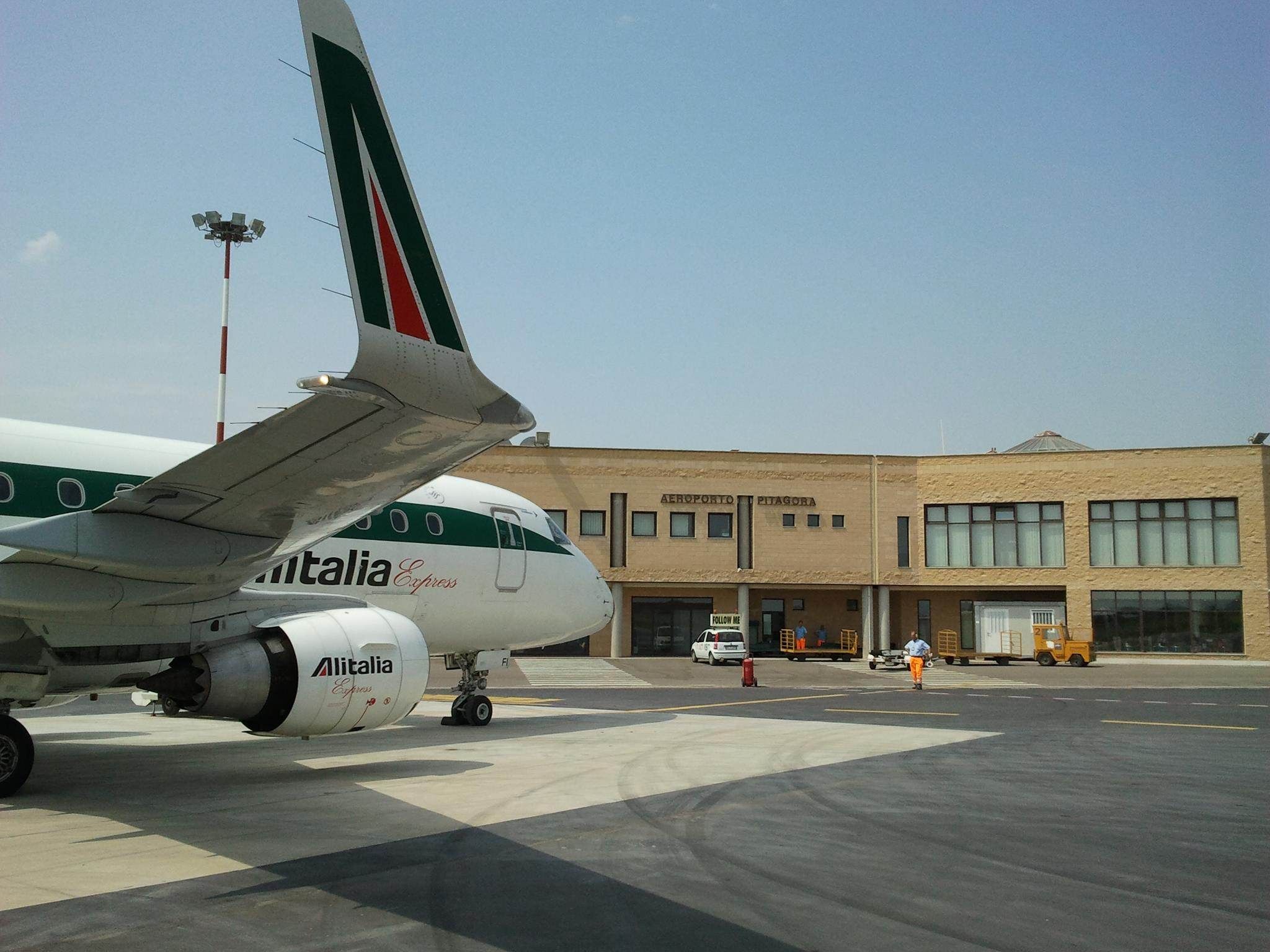 Crotone, sindacati in piazza per salvare l’aeroporto