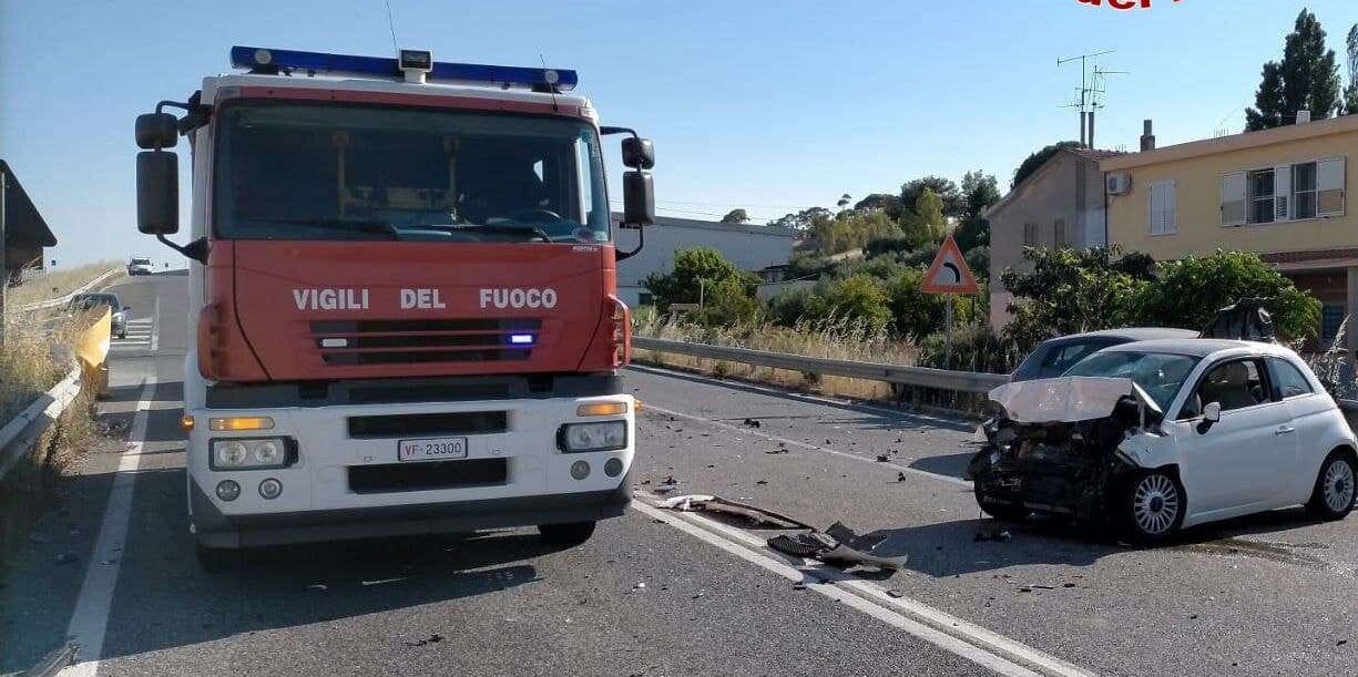 Crotone, incidente sulla statale 106: due feriti – FOTO