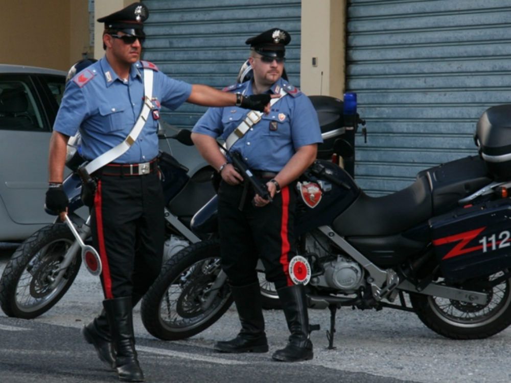 Picchia la madre, giovane in manette