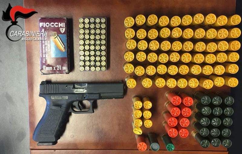 Trovato con armi e munizioni in casa, arrestato