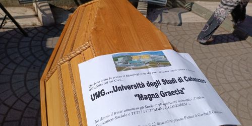 «No alla facoltà di medicina a Cosenza». Catanzaro in piazza (con una bara) contro il progetto
