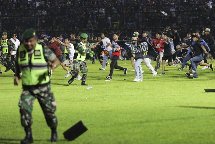 Indonesia, scontri dopo una partita di calcio: più di 180 morti